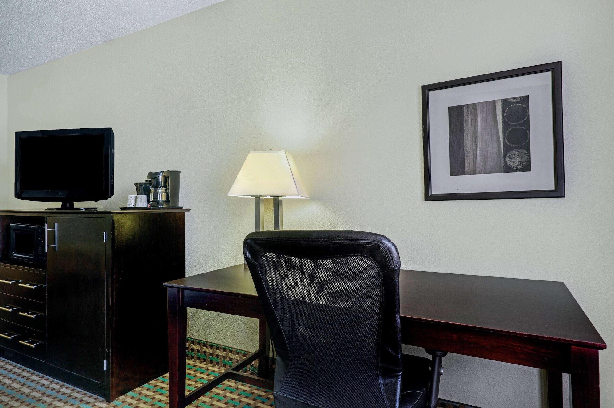 La Quinta Inn By Wyndham Columbia Se Fort Jackson מראה חיצוני תמונה