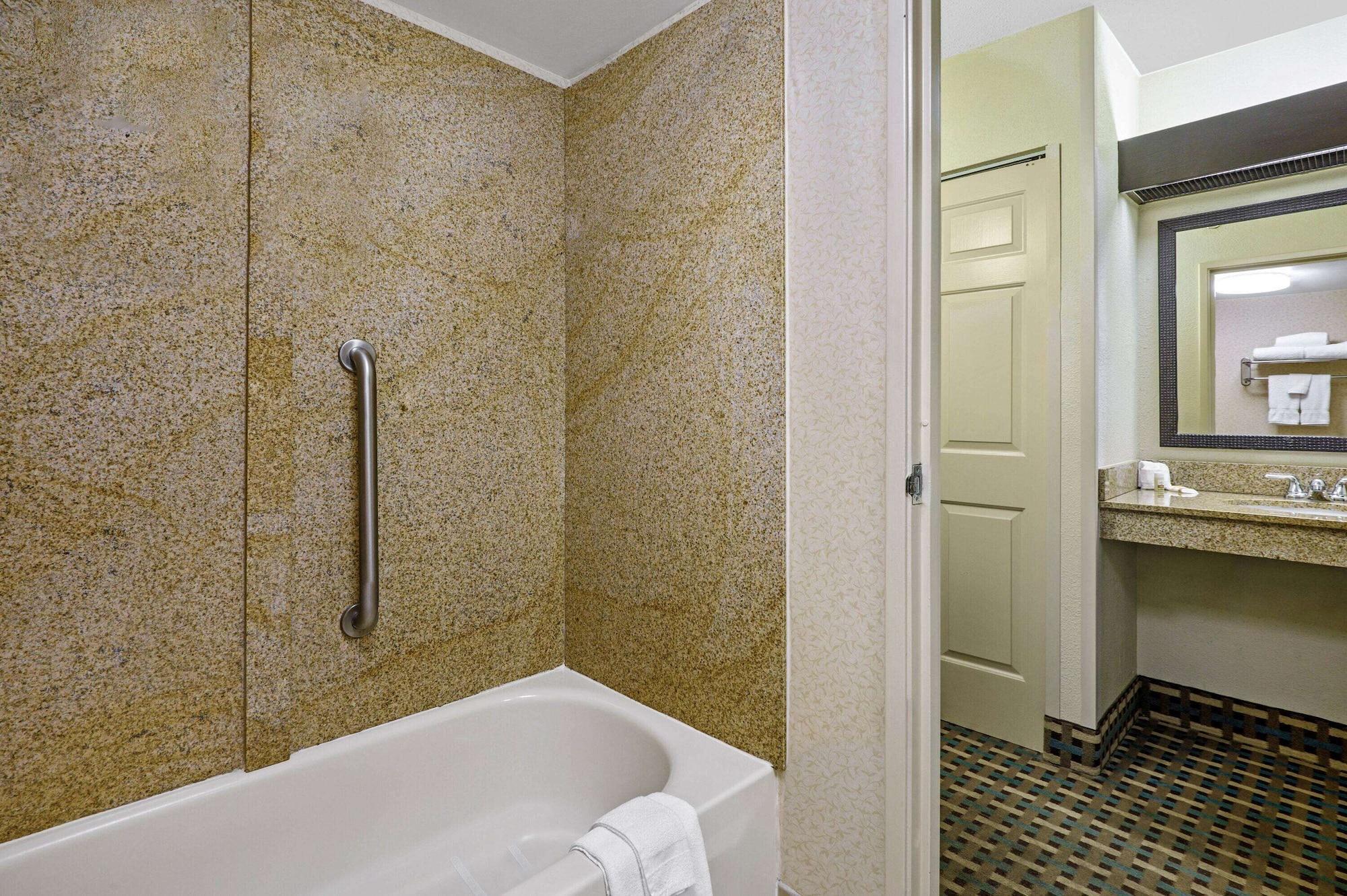 La Quinta Inn By Wyndham Columbia Se Fort Jackson מראה חיצוני תמונה