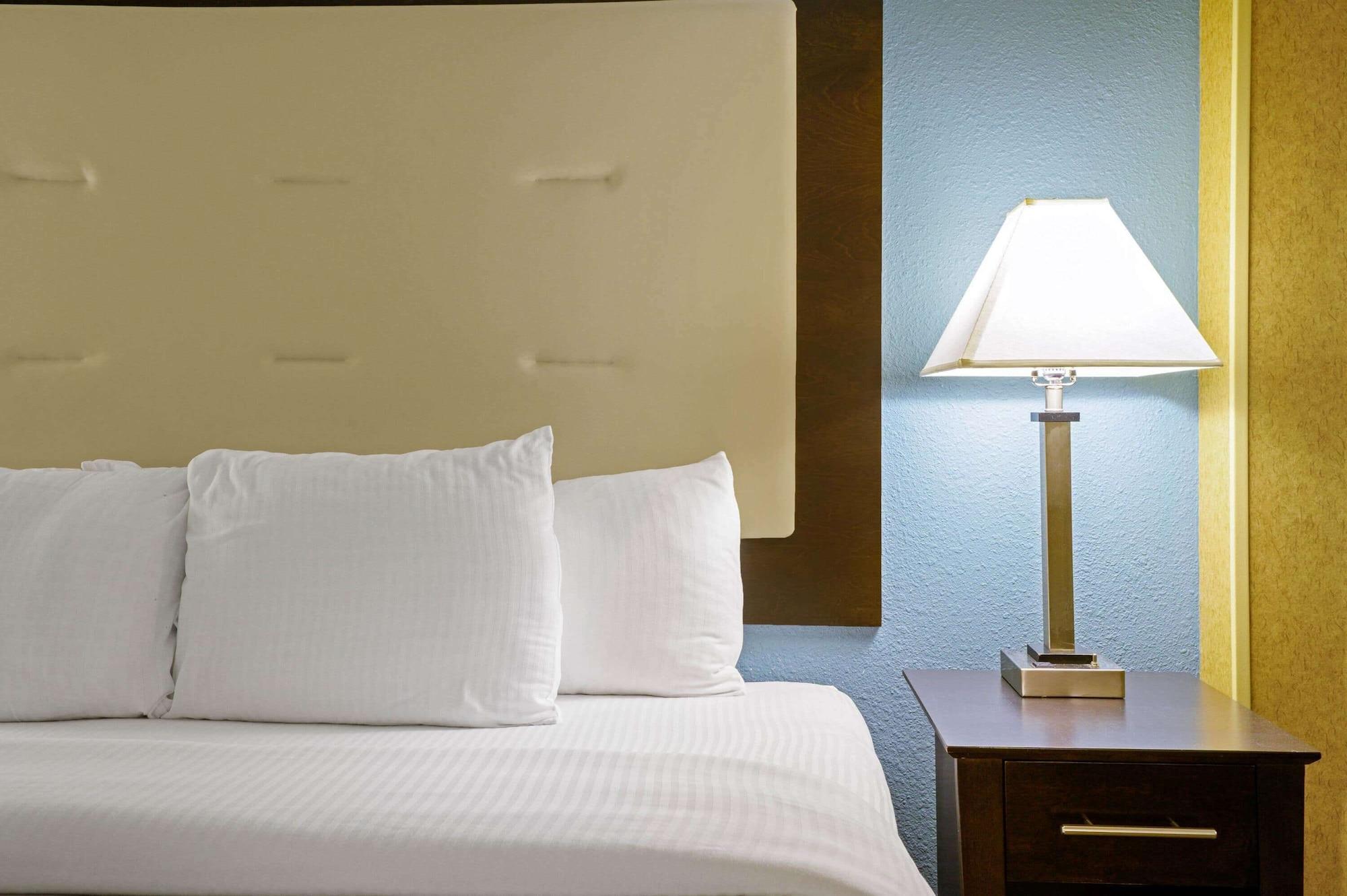 La Quinta Inn By Wyndham Columbia Se Fort Jackson מראה חיצוני תמונה