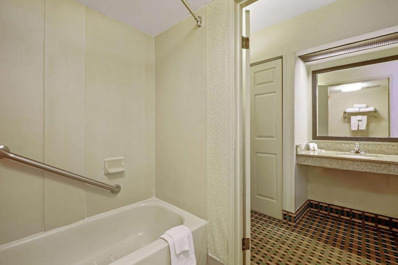 La Quinta Inn By Wyndham Columbia Se Fort Jackson מראה חיצוני תמונה