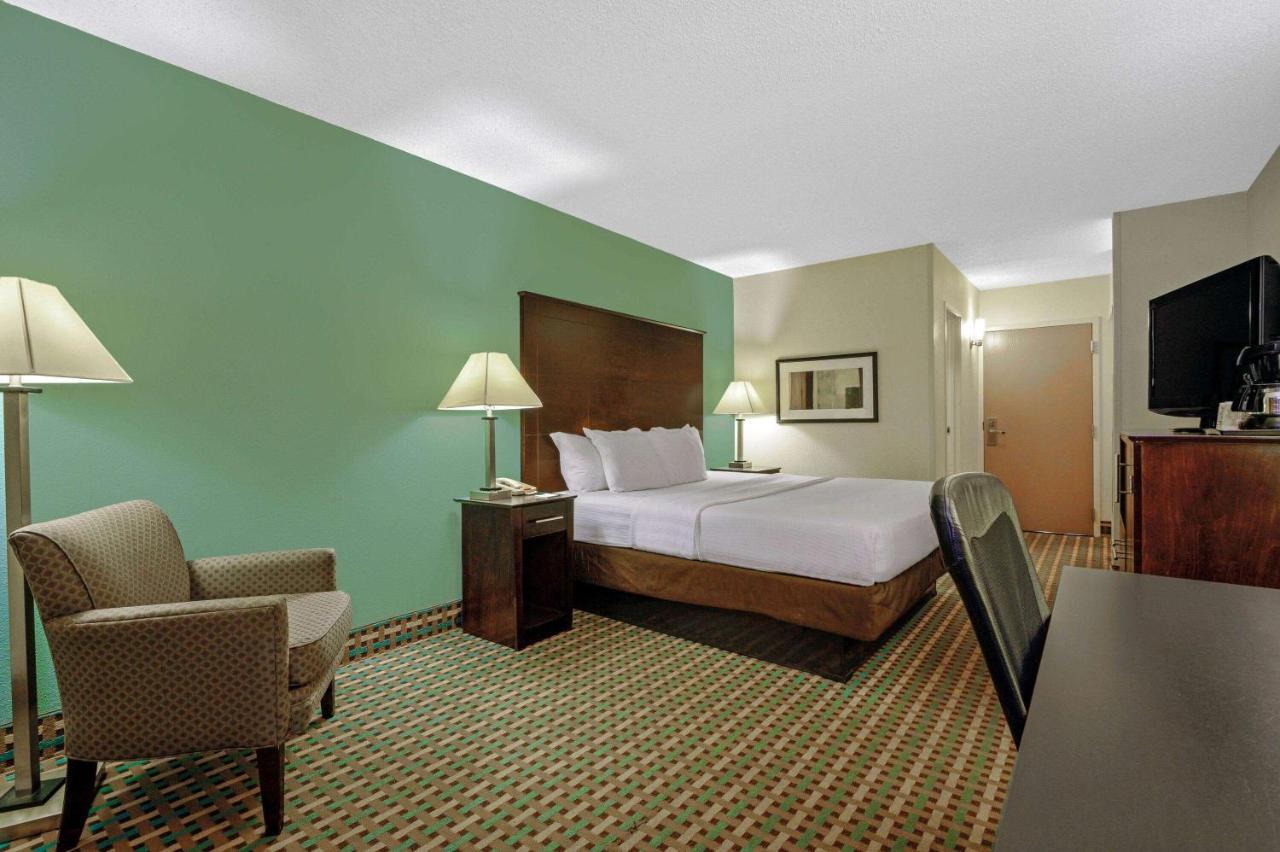 La Quinta Inn By Wyndham Columbia Se Fort Jackson מראה חיצוני תמונה